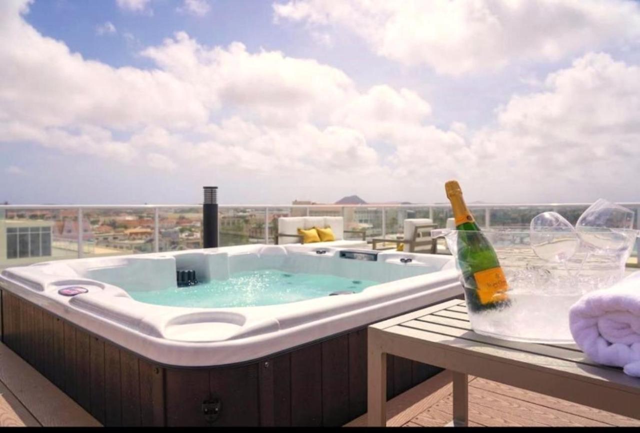 Stylish Luxury Condo, Central Location, Ocean View, Pool, Gym Oranjestad Zewnętrze zdjęcie